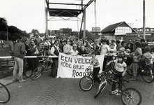403681 Afbeelding van de blokkade van de Rodebrug over de Vecht te Utrecht door buurtbewoners, uit protest tegen de ...